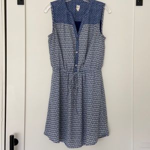 Blue/white floral button-down dress w/tie at waist.